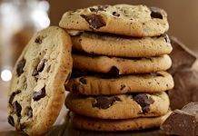 Biscotti alla cannella con gocce di cioccolato sono friabili e gustosi Biscotti alla cannella con gocce di cioccolato