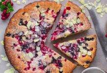 Torta integrale ai mirtilli senza zucchero. Leggera e fantasiosa