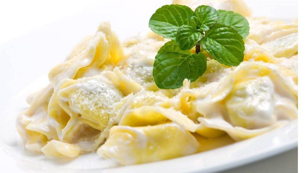 Tortellini con panna e parmigiano