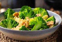 Insalata di broccoli con noci e cipolle | Leggera e semplice da realizzare