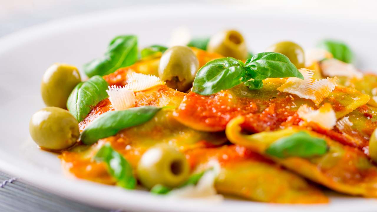 Pasta ripiena con pomodori ed olive verdi - ricettasprint
