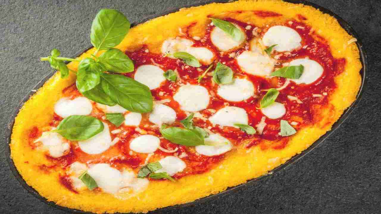 Pizza di polenta con mozzarella salsa di pomodoro e basilico