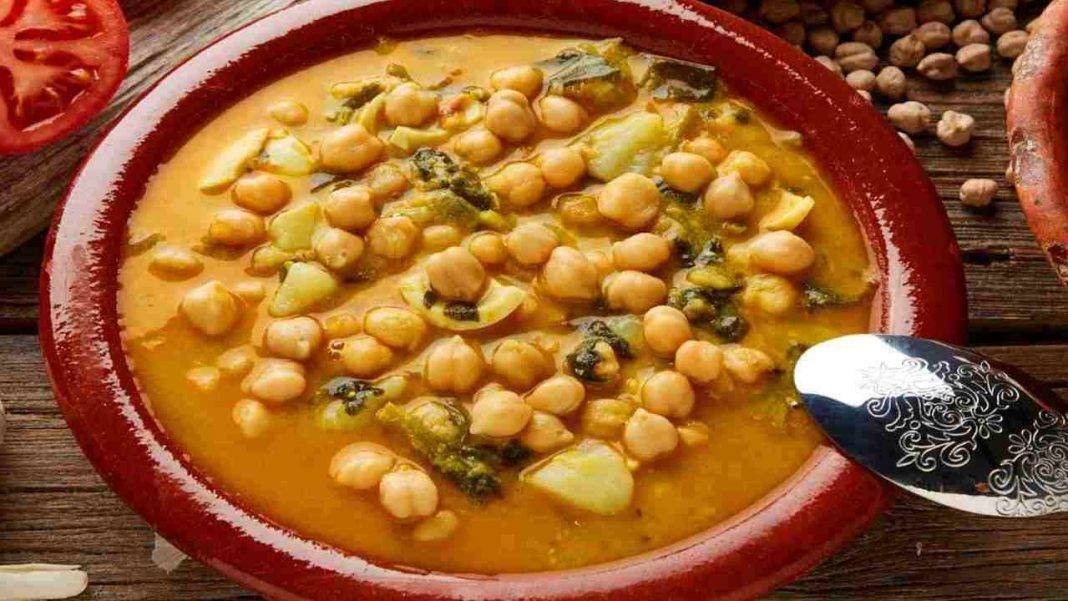 Zuppa di ceci e di patate cremosa e saporita perfetta per l'inverno