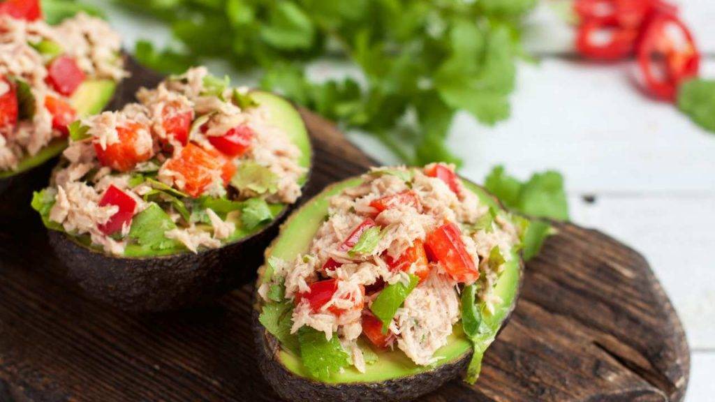 Avocado ripieno di pomodori e tonno