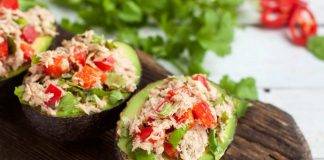 Avocado ripieno di pomodori e tonno