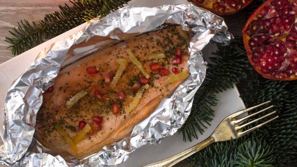 Salmone al cartoccio con melograno e limone