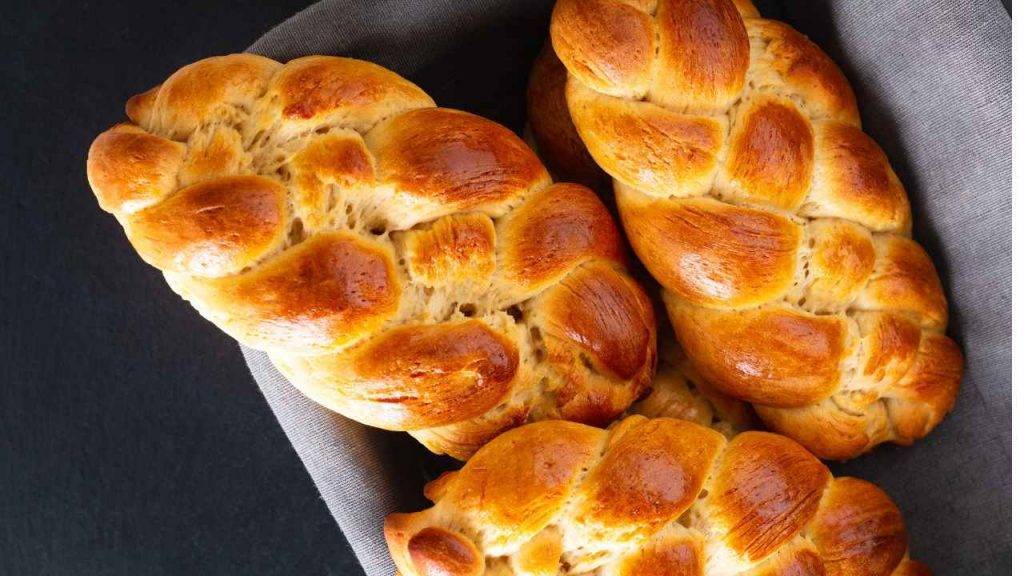 Treccia di pane con olio extravergine di oliva