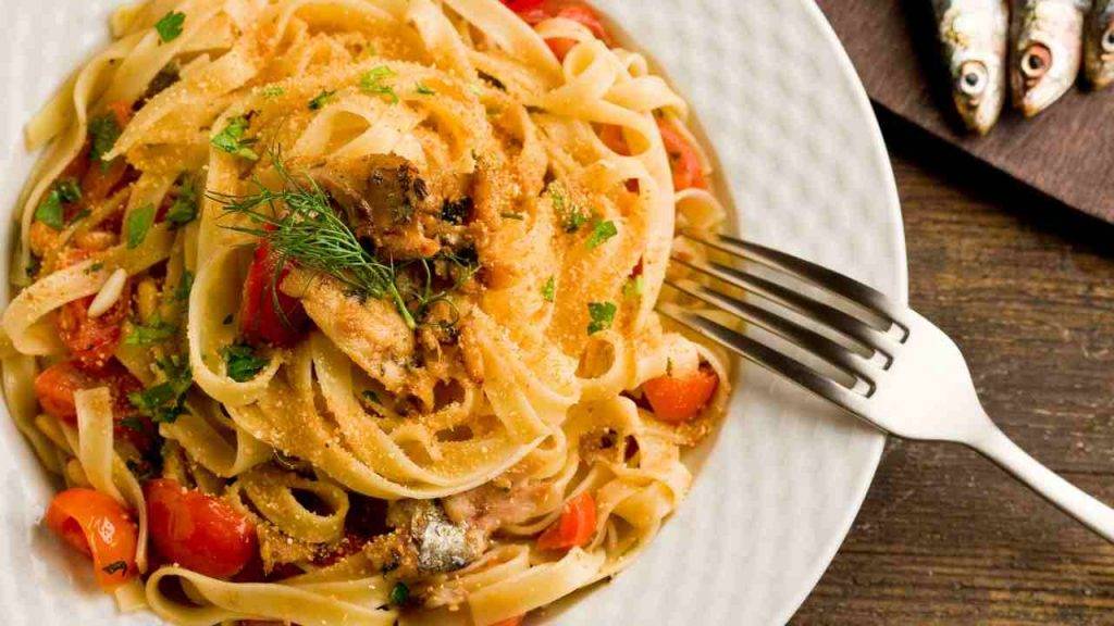 Tagliatelle con sarde e pomodorini