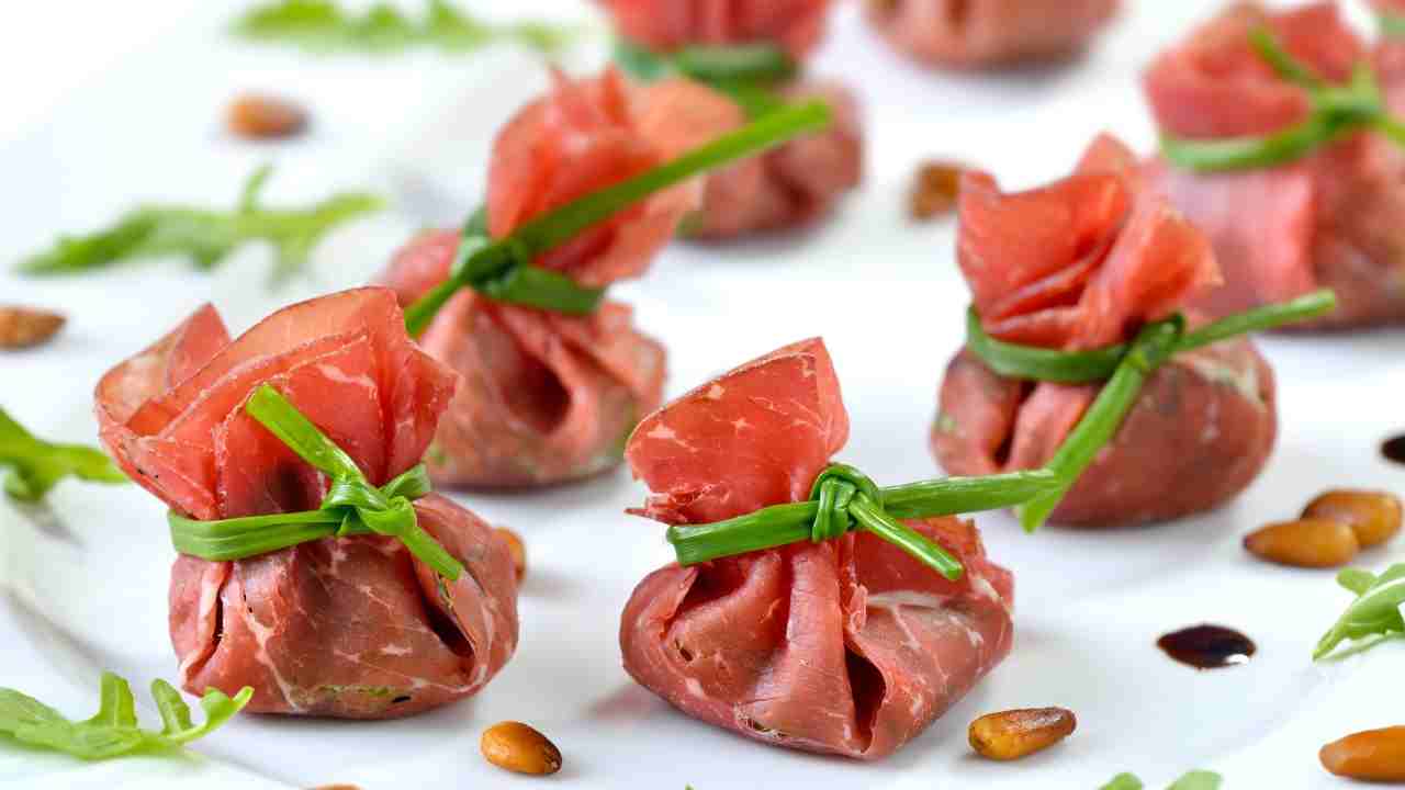 Finger Food Natale.Fagottini Di Bresaola Con Ricotta E Noci Un Antipasto Sfizioso Per Natale