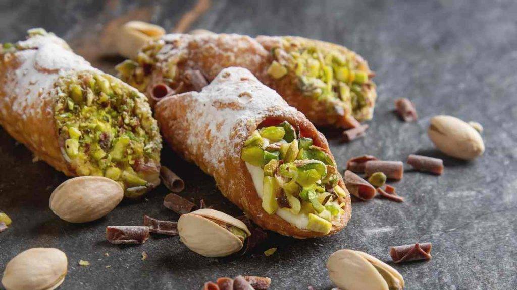 Cannoli siciliani con crema pasticcera e granella di pistacchi