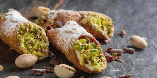 Cannoli siciliani con crema pasticcera e granella di pistacchi