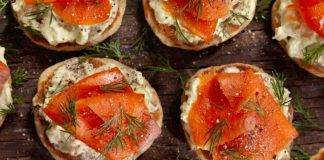 Ricette di Natale: tartine con salmone e crema di avocado