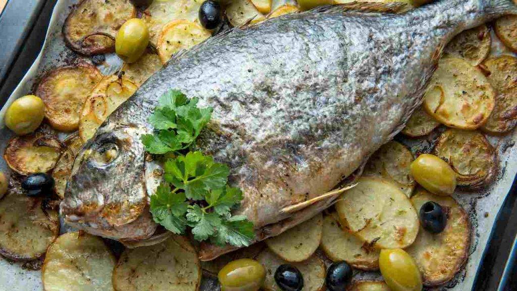 Orata al forno con patate e olive