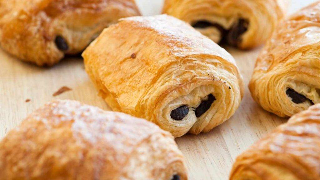 Fagottini di pasta sfoglia con gocce di cioccolato