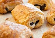 Fagottini di pasta sfoglia con gocce di cioccolato