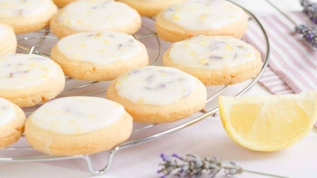 Biscotti glassati al limone con lavanda