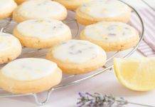 Biscotti glassati al limone con lavanda