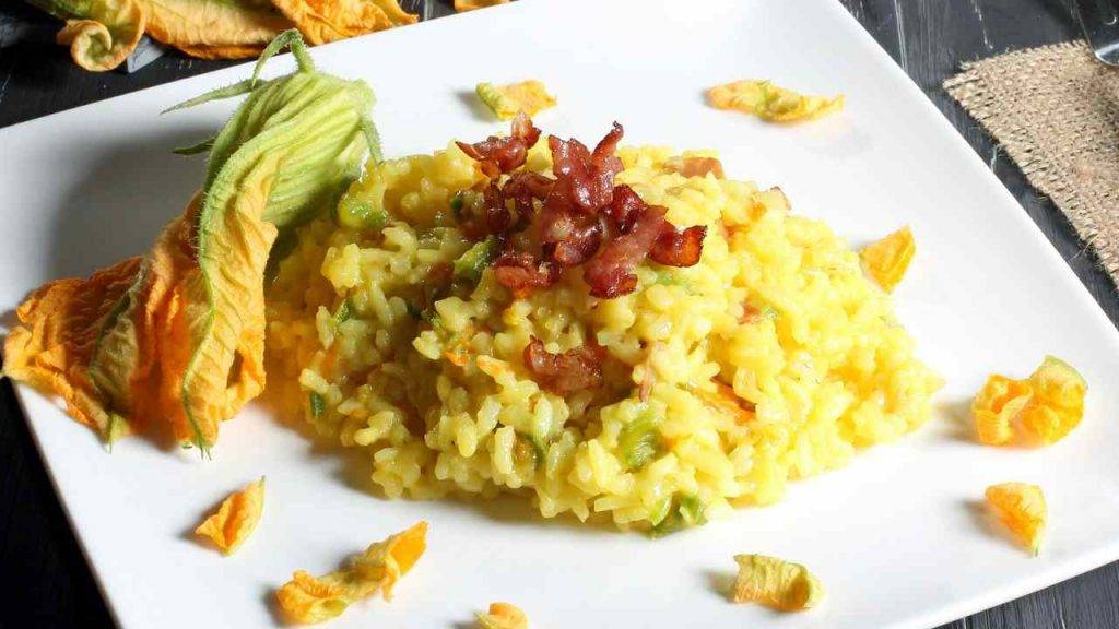 Risotto con fiori di zucca speck e zafferano