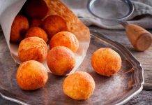 Frittelle glassate all’arancia | Pura delizia in ogni assaggio Frittelle glassate all'arancia - ricettasprint