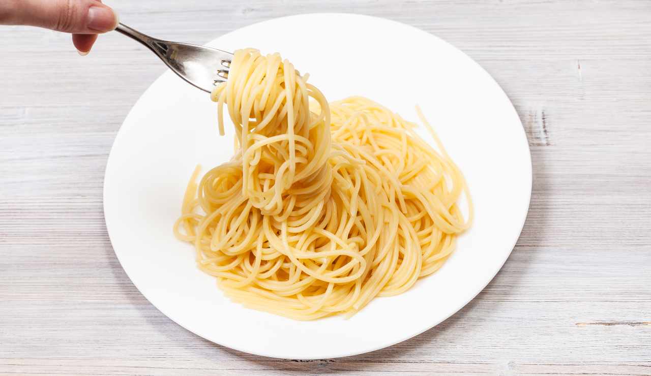 La pasta in bianco fa ingrassare | Tutta la verità sul piatto dietetico - ricettasprint