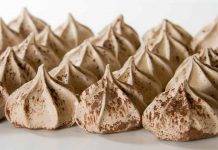 Meringhe al caffè e cacao | Deliziosi bocconcini da gustare Meringhe al caffè e cacao - ricettasprint