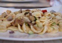 Orecchiette con crema di zucchine pancetta e funghi - ricettasprint