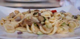 Orecchiette con crema di zucchine pancetta e funghi - ricettasprint