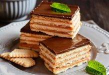 Torta di biscotti con caramello e cioccolato