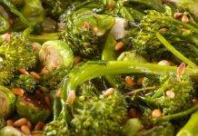 Broccoli e cavolini con pinoli | Contorno rustico e gustoso broccoli e cavolini con pinoli - ricettasprint