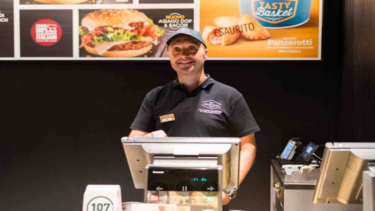 Joe Bastianich serve panini da McDonald | sgomento per i clienti 