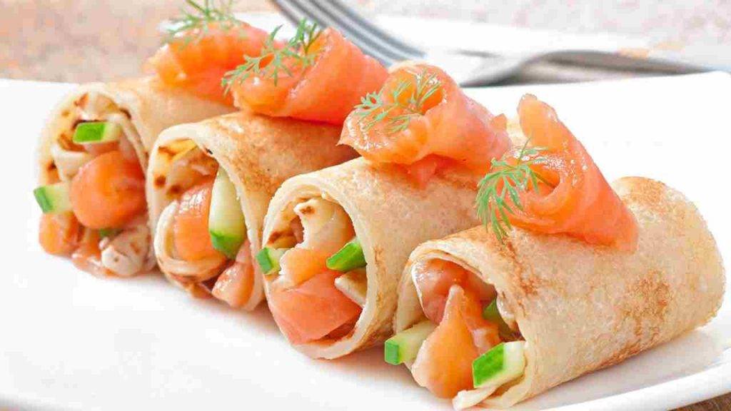 Involtini di crepes con salmone e caprino