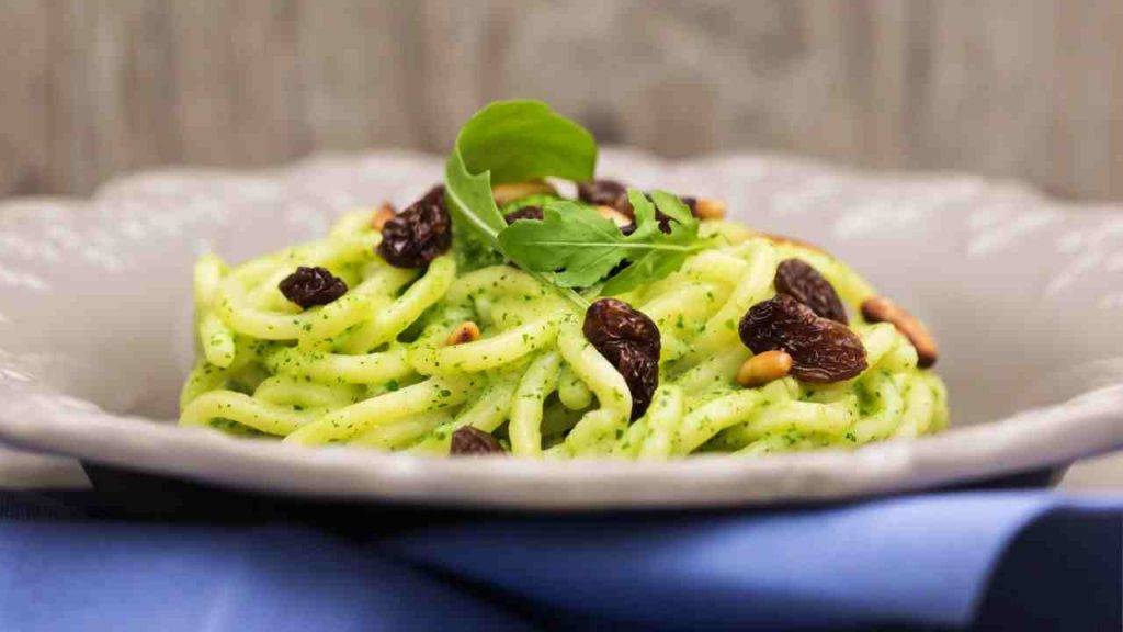 Troccoli con pesto e uva passa