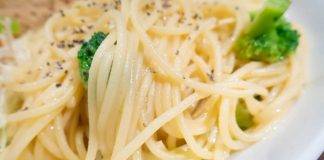 Spaghetti con crema di broccoli e mandorle tostate