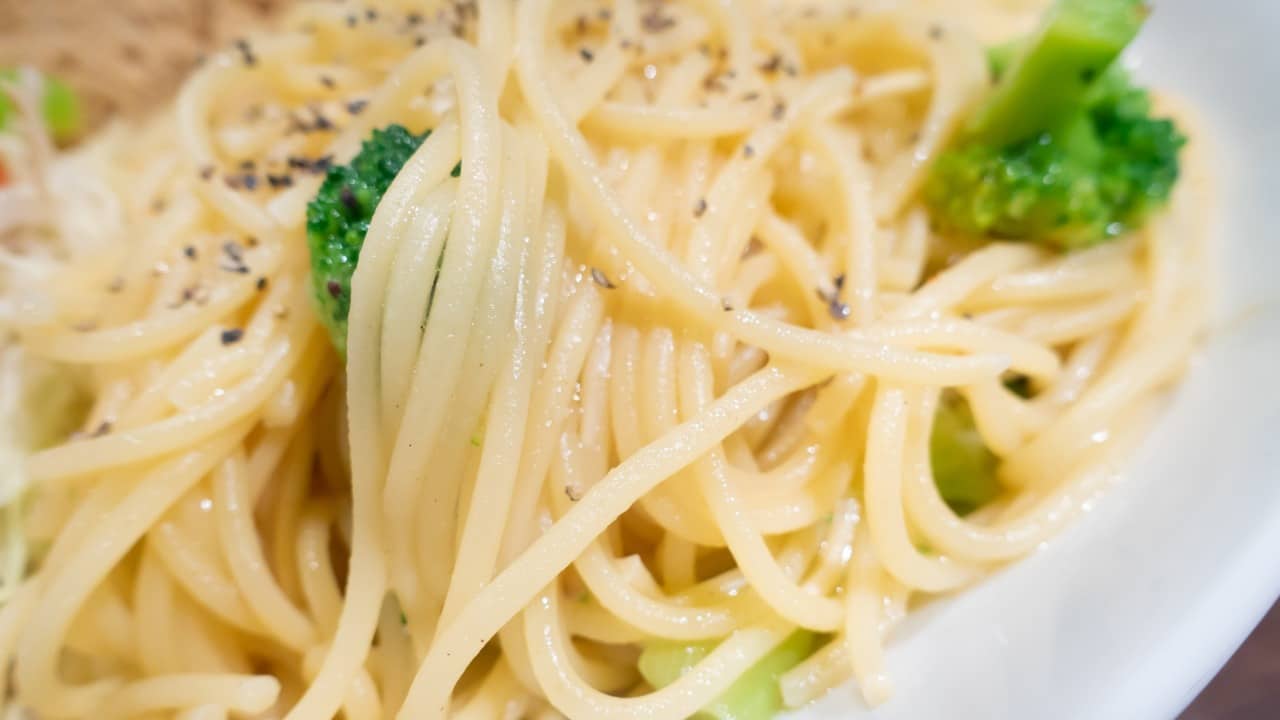 Spaghetti con crema di broccoli e mandorle tostate