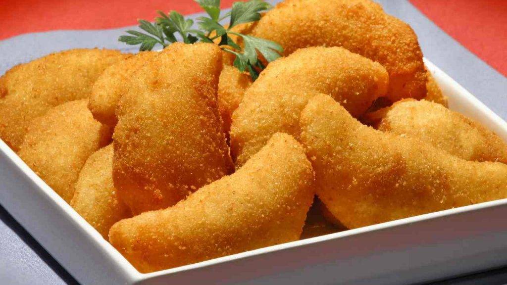 Mezzelune fritte ripiene con provolone e mortadella