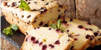 Plumcake allo yogurt e ribes neri