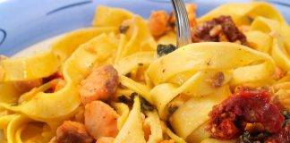 tagliatelle con salmone pomodori secchi basilico - ricettasprint