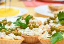 Tortine con hummus di piselli