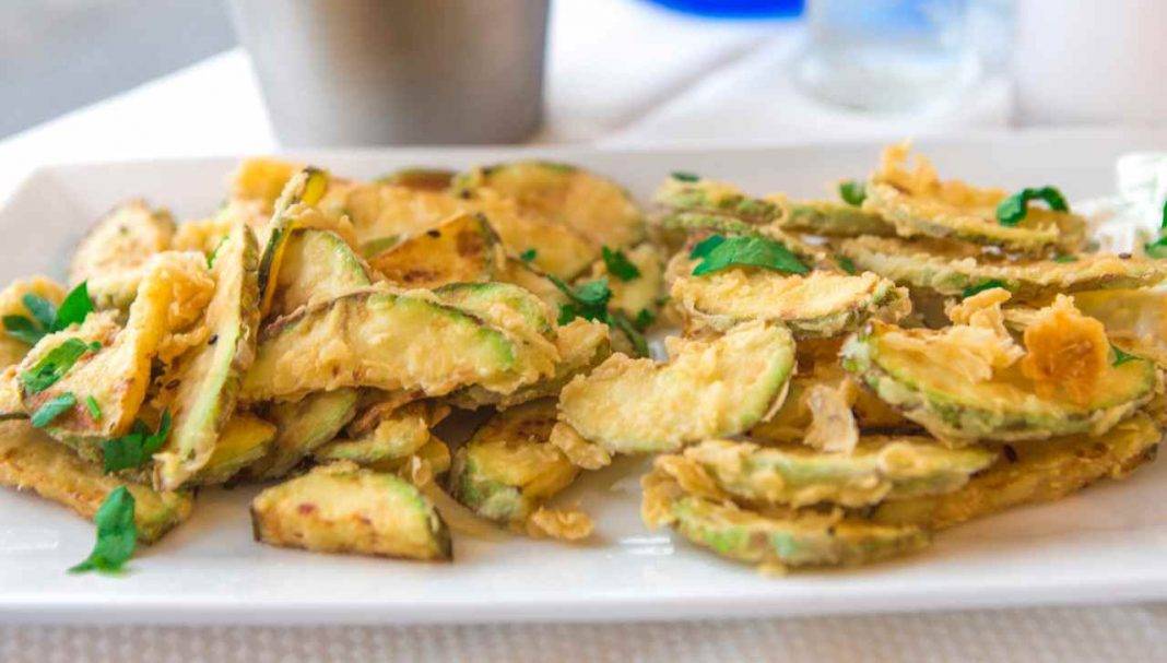 Zucchine in padella croccanti con aglio e salvia | Contorno profumato