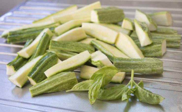 Zucchine in padella croccanti con aglio e salvia | Contorno profumato