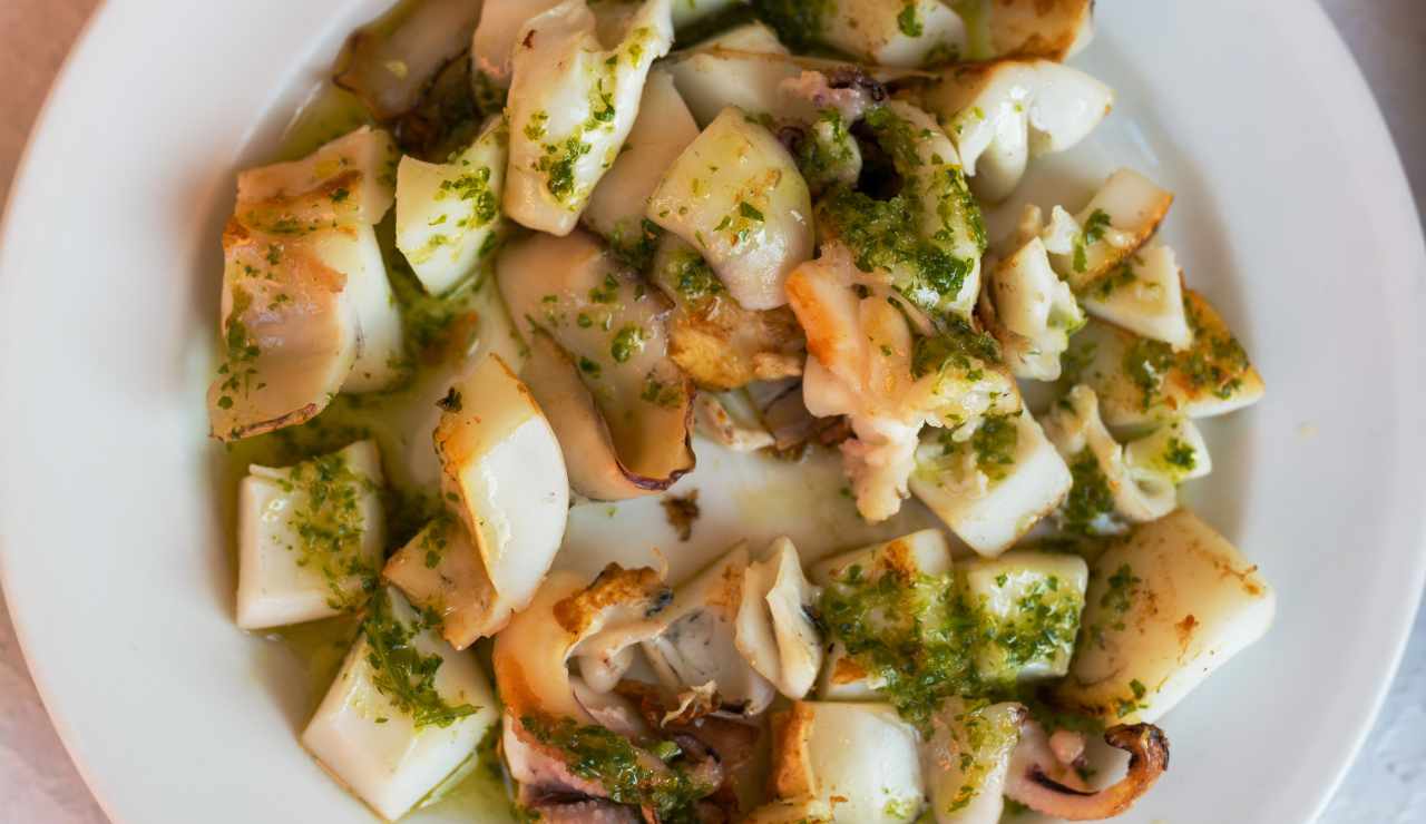 Calamari all'aglio al profumo di basilico - ricettasprint