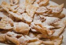 Chiacchiere furbissime per Carnevale | Veloci con soli due ingredienti Chiacchiere furbissime per Carnevale Veloci con soli due ingredienti - ricettasprint