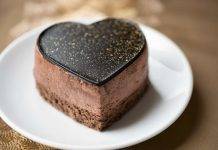 Mousse fondente su biscotto cuore - ricettasprint