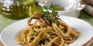 Spaghetti con pesto facile di basilico e calamari - ricettasprint