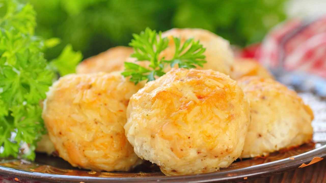 Вкусные котлеты с сыром. Куриные котлеты. Биточки куриные. Куриные котлеты фото. Котлеты из куриного филе.