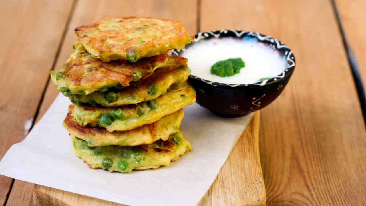 Frittelle di piselli con salsa yogurt