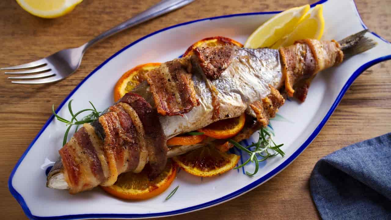 Branzino con pancetta e cipolle di agrodolce