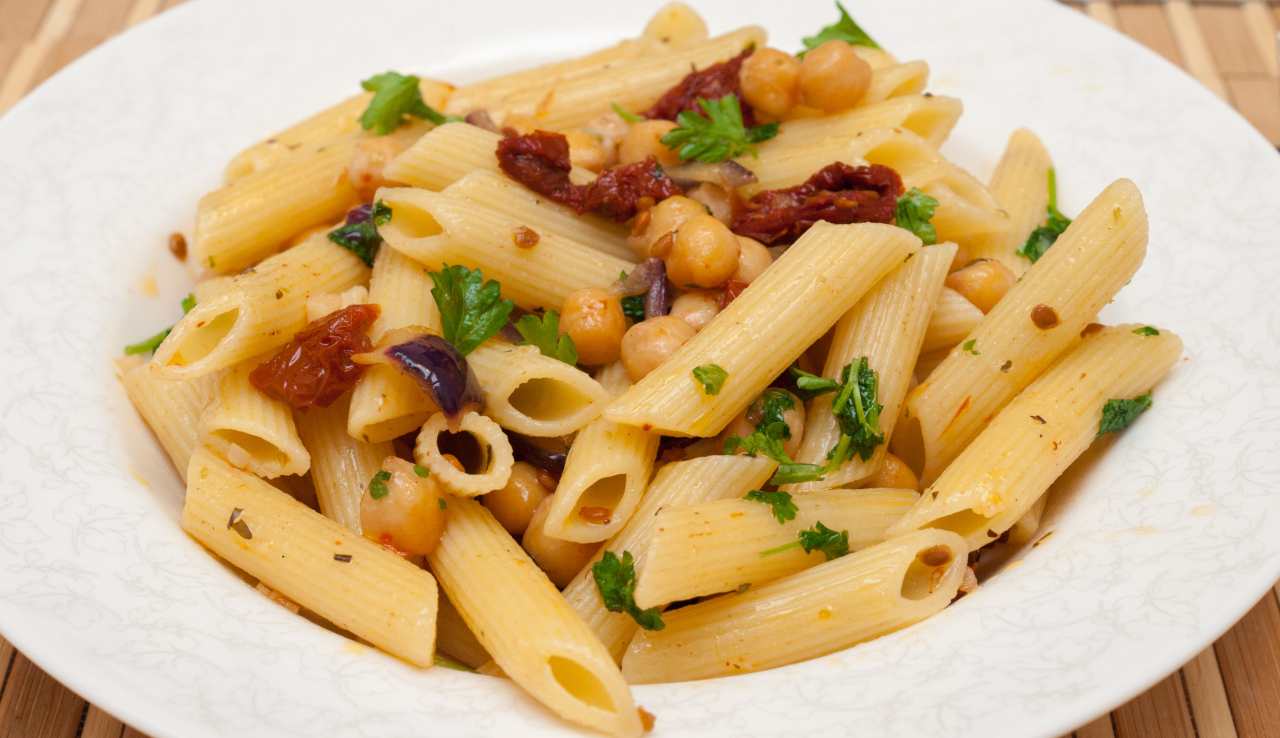 pasta con ceci olive e pomodori secchi - ricettasprint