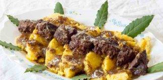 Spezzatino di cinghiale sul letto di polenta