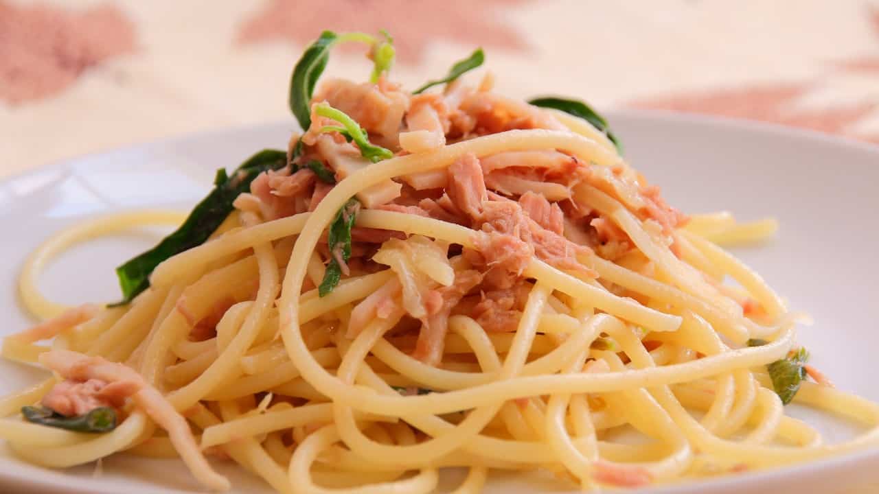 Spaghetti con Pesto di Mandorle e Filetti di Tonno